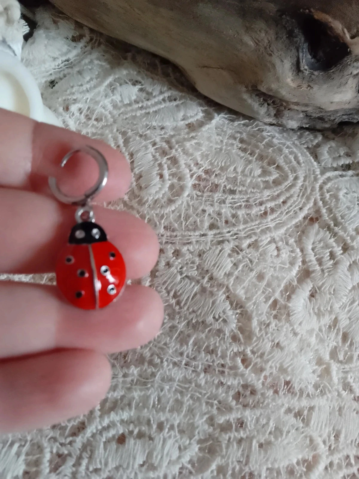 Boucles d'oreilles bohèmes asymétriques fleur et coccinelle – photo 3